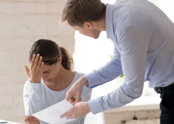 به‌ربه‌سته‌کانی به‌رده‌م بیری ڕه‌خنه‌یی