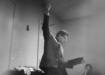 مۆلاک، منداڵگەل کە لە ژێر قادرمەکان دەقیژێنن