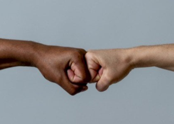 ئاخۆ پێویستە ڕێزی ڕەگەزپەرستان بگرین؟